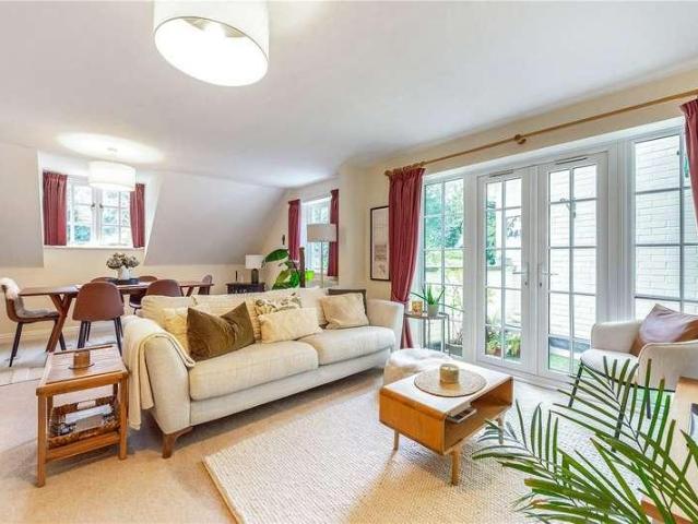 Flat for sale in Sleepers' Hill, Hampshire