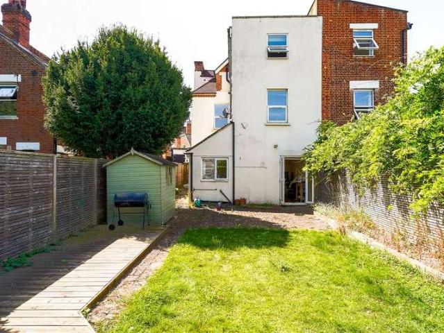 Flat for sale in Streatham, Greater London