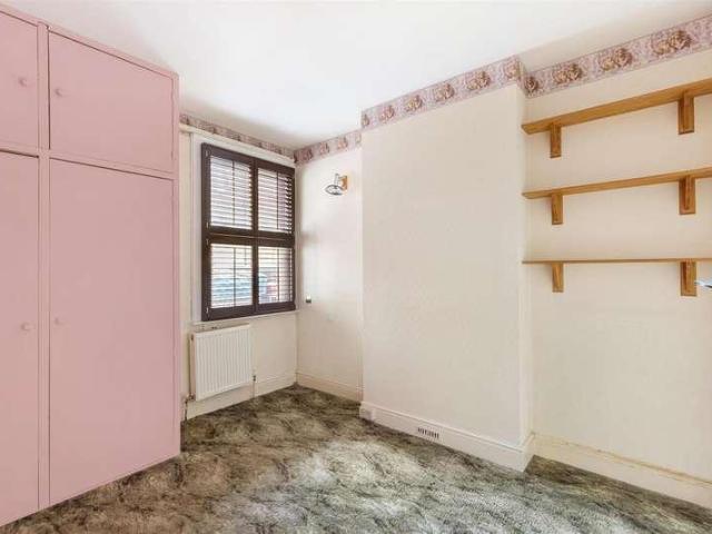 Flat for sale in Summerstown, Greater London