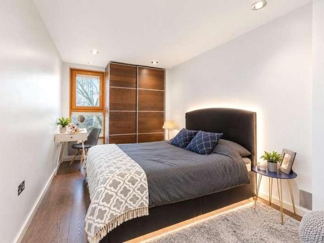 Flat for sale in London Borough of Southwark, Greater London