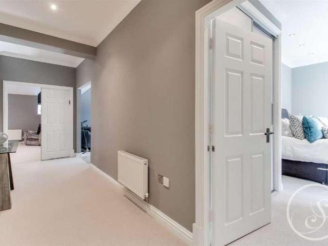 Flat for sale in Oakwood, West Yorkshire