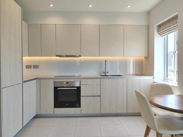 Flat for sale in Emmbrook, Wokingham