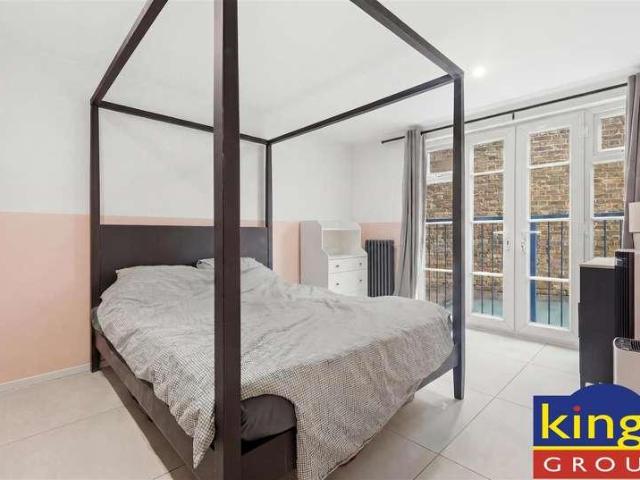 Flat for sale in Shacklewell, Greater London