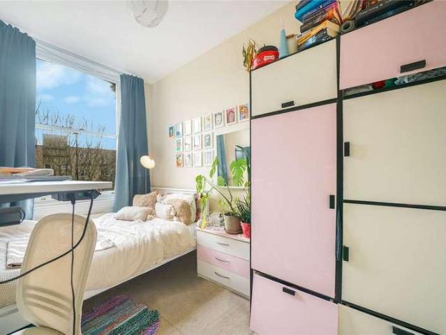 Flat for sale in Holloway, Greater London