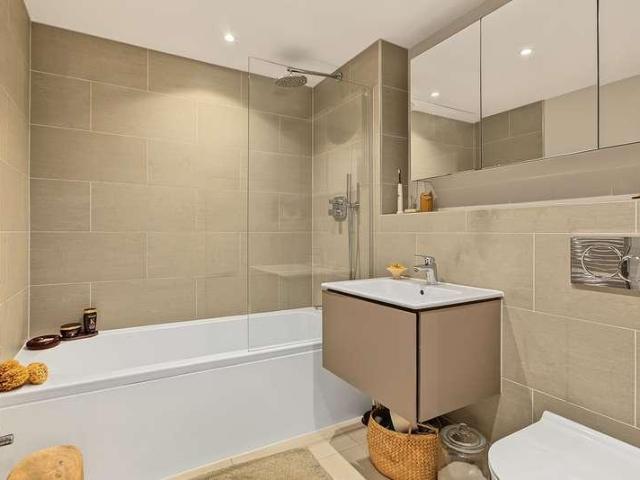 Flat for sale in Brownswood Park, Stoke Newington