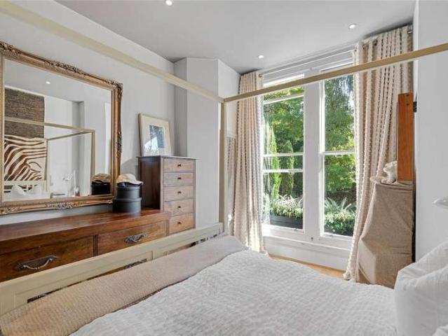 Flat for sale in Swiss Cottage, Greater London