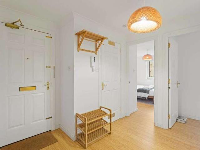 Flat for sale in Lorne, Leith