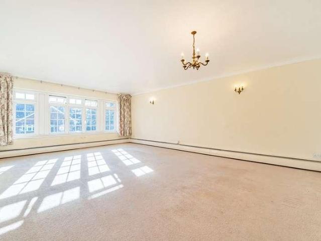 Flat for sale in Northwood, Greater London