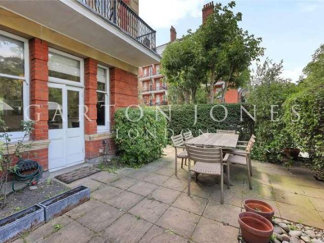 Flat for sale in Clapham Junction, Greater London