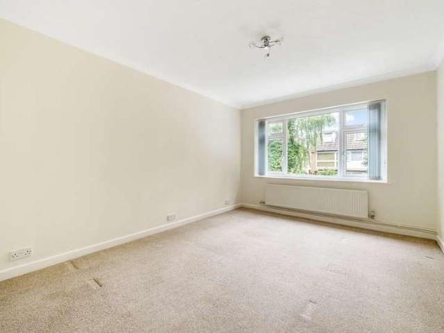Flat for sale in Romford, Harold Wood