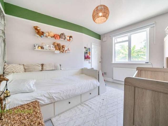 Flat for sale in London Borough of Croydon, Waddon