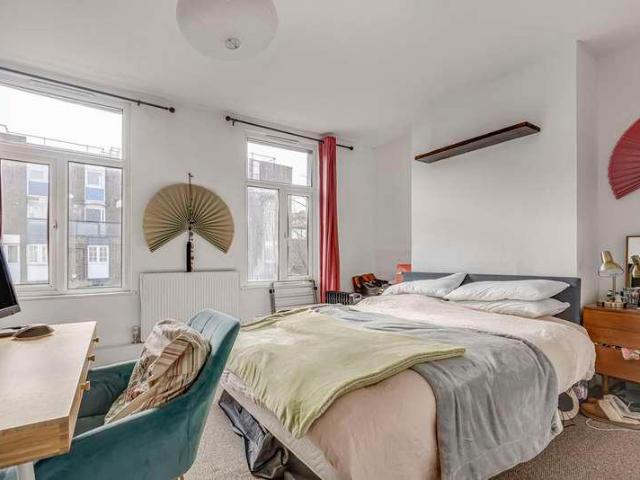 Flat for sale in Old Ford, Mile End