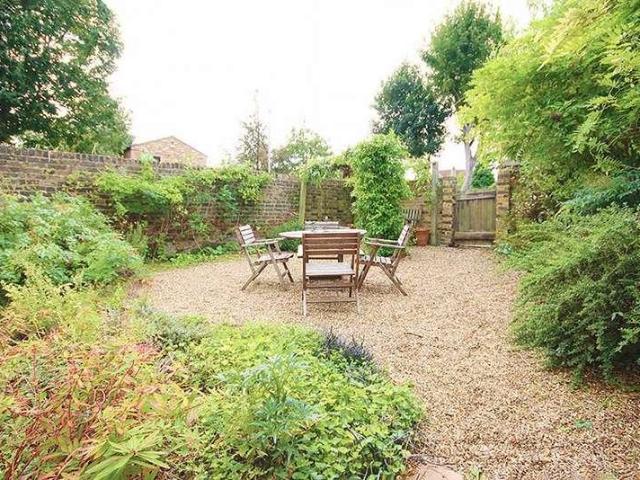 Flat for sale in Surbiton, Greater London