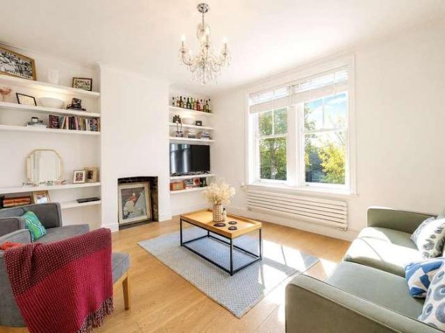 Flat for sale in Clapham, Greater London