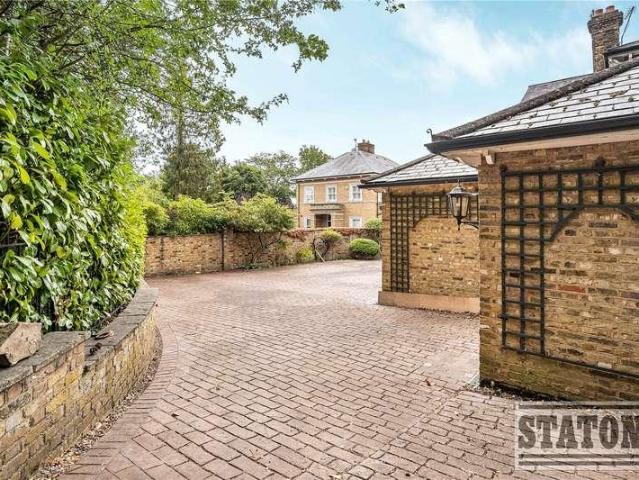 Flat for sale in Hadley Wood, Greater London