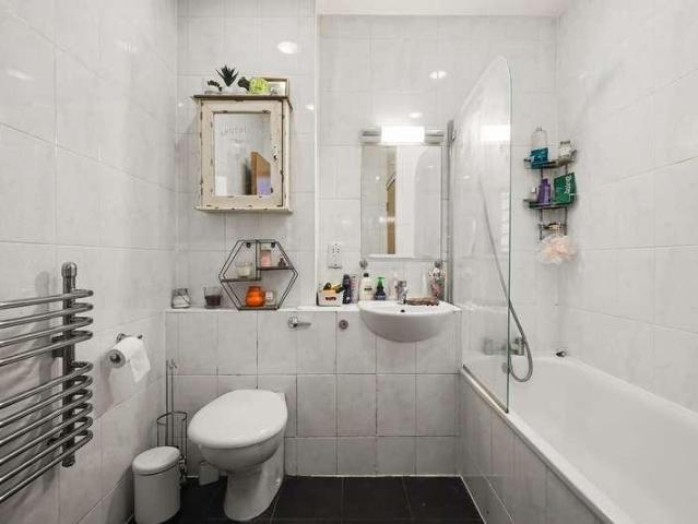 Flat for sale in Stroud Green, Greater London