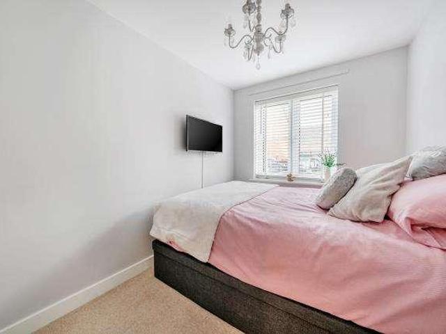 Flat for sale in Heol-las, Surrey