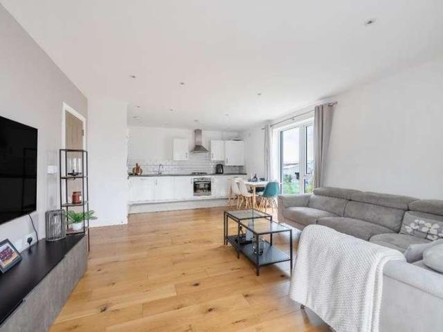 Flat for sale in Barking Riverside, Greater London