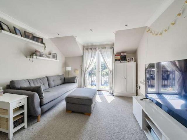 Flat for sale in Easthampstead, Bracknell