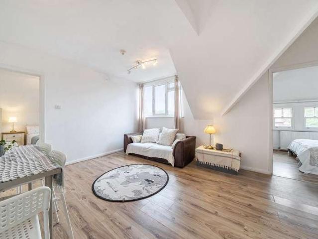 Flat for sale in London Borough of Ealing, Park Royal