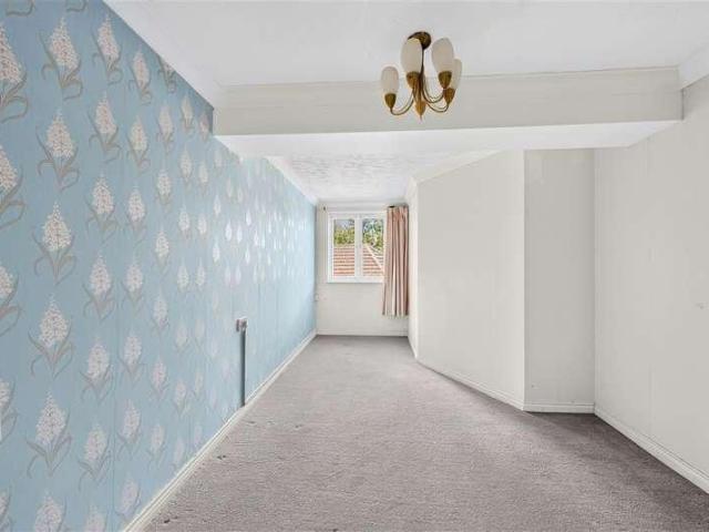 Flat for sale in Carshalton Beeches, Greater London