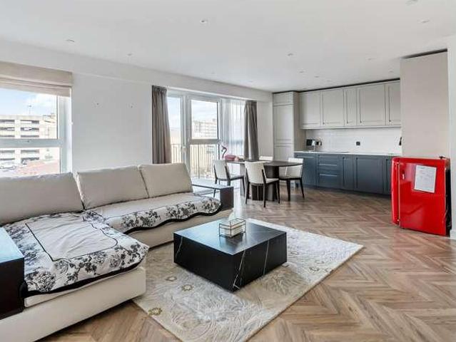 Flat for sale in Norbiton, Greater London