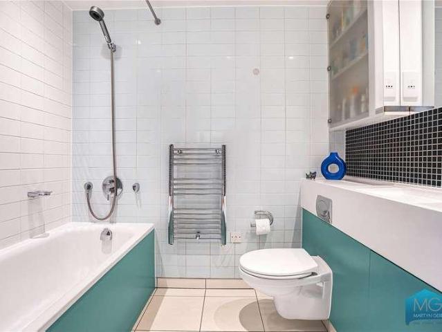 Flat for sale in Hornsey, Greater London
