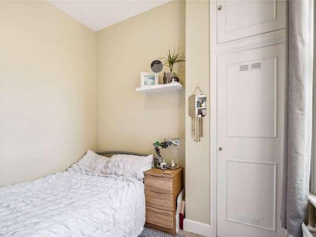 Flat for sale in Clapham Junction, Greater London