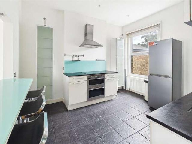 Flat for sale in Streatham Hill, Greater London