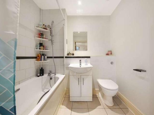 Flat for sale in Lane, Greater London