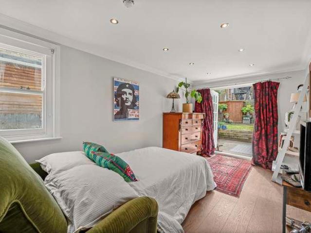 Flat for sale in Highbury, Greater London