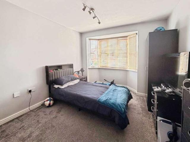 Flat for sale in Emscote, Green Close