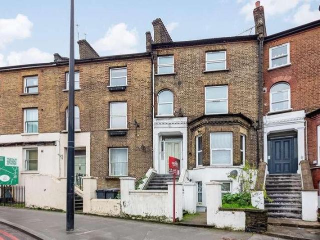 Flat for sale in London Borough of Lewisham, Forest Hill