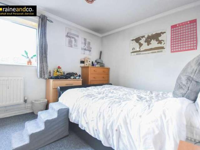 Flat for sale in Hatfield, Fretherne
