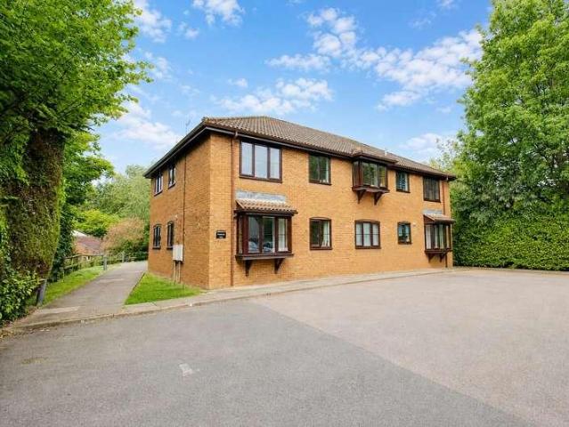 Flat for sale in Ashlyns Estate, Pouchen End