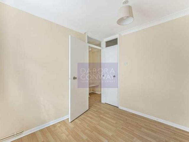 Flat for sale in South Woodford, Greater London