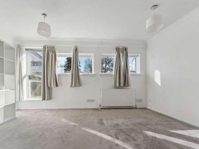 Flat for sale in Iver, Iver Heath