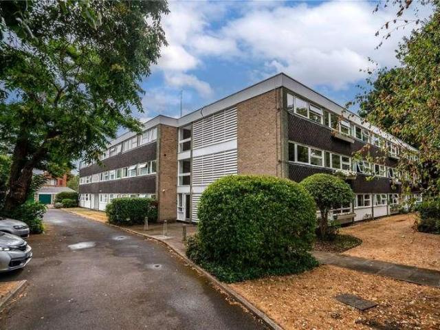 Flat for sale in Strawberry Hill, Greater London