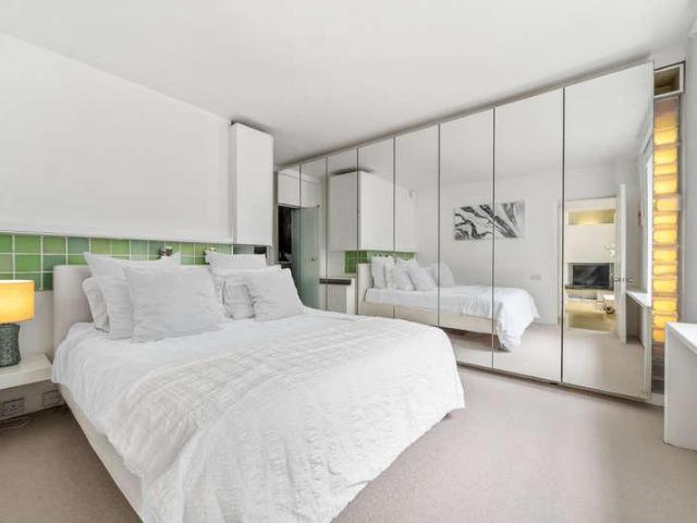 Flat for sale in Earl's Court, Greater London