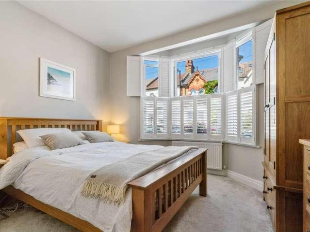 Flat for sale in Summerstown, Greater London