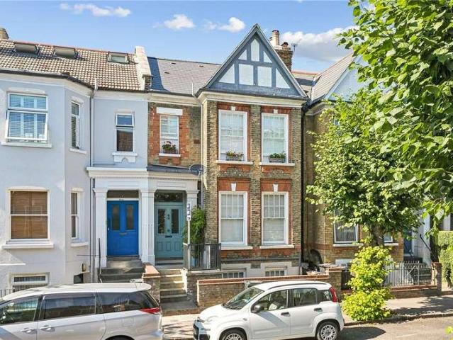 Flat for sale in Stamford Hill, Greater London