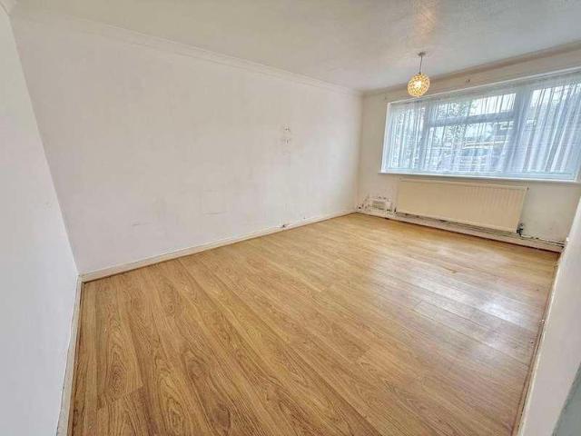Flat for sale in Beecroft, Dunstable
