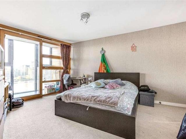 Flat for sale in Battersea, Greater London