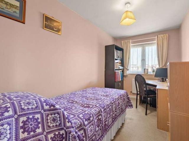 Flat for sale in Ashley Park, Surrey