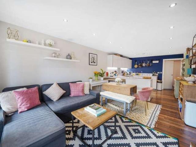 Flat for sale in Peckham, Greater London