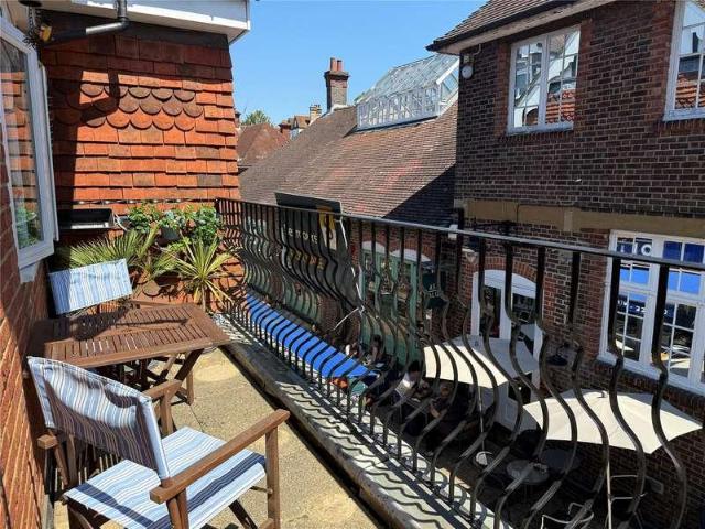 Flat for sale in Fole, Surrey