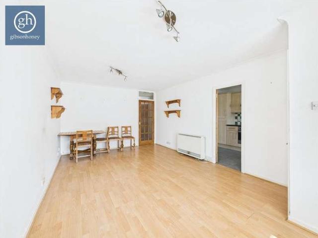 Flat for sale in Pinner, Eastcote Village