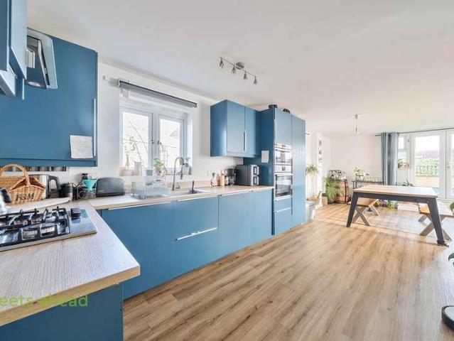 Flat for sale in London Borough of Croydon, Addiscombe