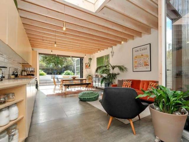Flat for sale in Shacklewell, Greater London