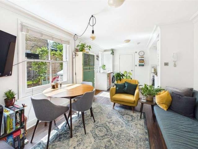 Flat for sale in Streatham Hill, Greater London